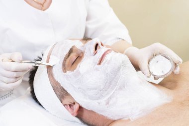 adam maske kozmetik prosedür spa salonda.