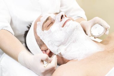 adam maske kozmetik prosedür spa salonda.