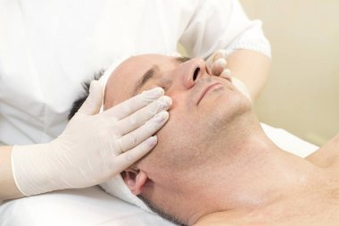 adam maske kozmetik prosedür spa salonda.
