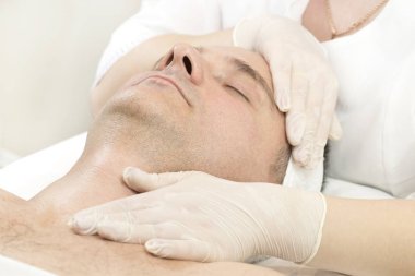 adam maske kozmetik prosedür spa salonda.