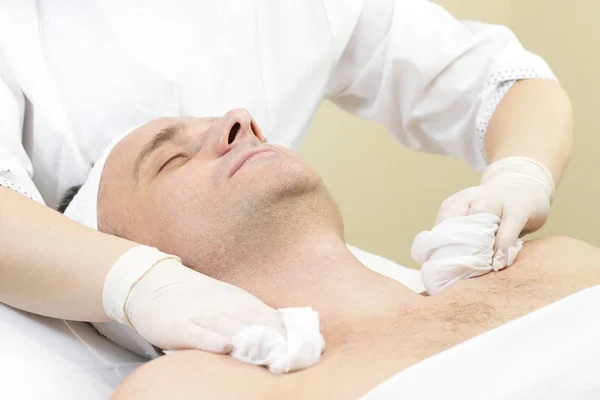 Muž Masce Kosmetická Procedura Wellness Salonu — Stock fotografie
