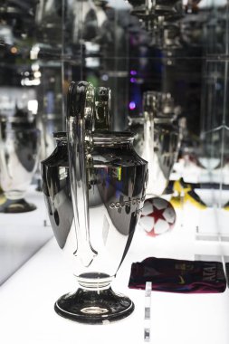 Barcelona, İspanya - 12 Ocak 2018: bardak kupa ve Ödülleri takımı Fc Barselona'nın müze Camp Nou,. 