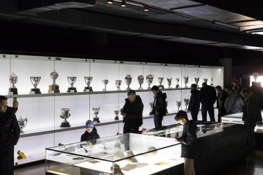 Barcelona, İspanya - 12 Ocak 2018: bardak kupa ve Ödülleri takımı Fc Barselona'nın müze Camp Nou,. 