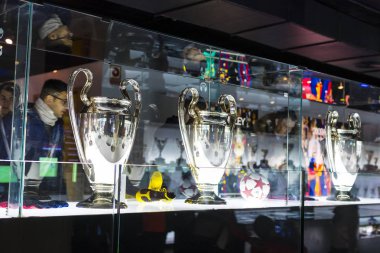 Barcelona, İspanya - 12 Ocak 2018: bardak kupa ve Ödülleri takımı Fc Barselona'nın müze Camp Nou,. 