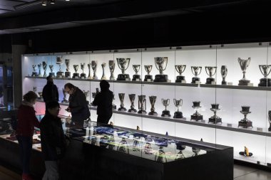Barcelona, İspanya - 12 Ocak 2018: bardak kupa ve Ödülleri takımı Fc Barselona'nın müze Camp Nou,. 