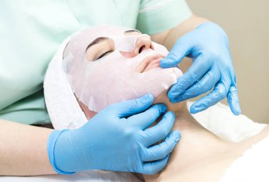 Masaj ve yüz kabukları kozmetik kullanma salon 