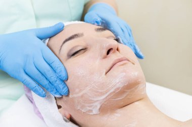 Masaj ve yüz kabukları kozmetik kullanma salon 