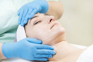 Masaj ve yüz kabukları kozmetik kullanma salon 