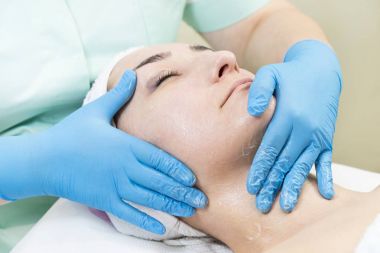 Masaj ve yüz kabukları kozmetik kullanma salon 