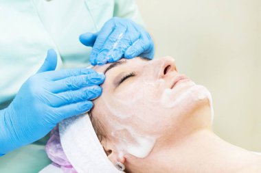 Masaj ve yüz kabukları kozmetik kullanma salon 