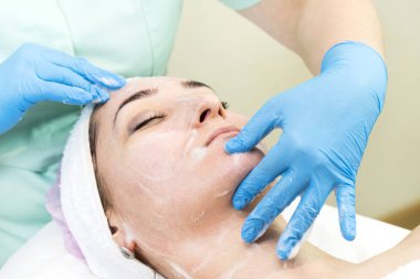 Masaj ve yüz kabukları kozmetik kullanma salon 