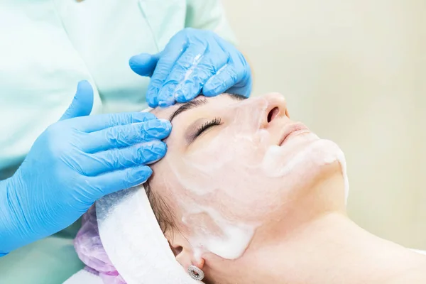 Massage Und Gesichtspeeling Salon Mit Kosmetik — Stockfoto
