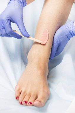 Güzellik salonu kadın ekstremitelerin klasik balmumu Depilasyon işlemi.