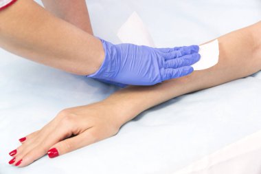 Güzellik salonu kadın ekstremitelerin klasik balmumu Depilasyon işlemi.