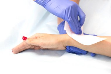 Güzellik salonu kadın ekstremitelerin klasik balmumu Depilasyon işlemi.