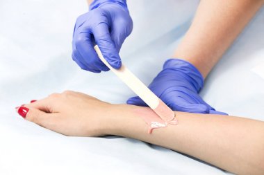 Güzellik salonu kadın ekstremitelerin klasik balmumu Depilasyon işlemi.