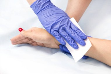 Güzellik salonu kadın ekstremitelerin klasik balmumu Depilasyon işlemi.