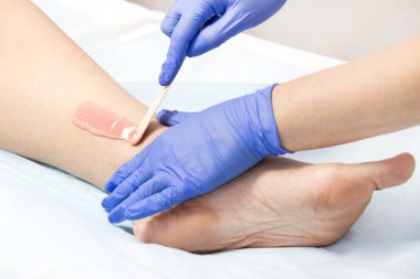 Güzellik salonu kadın ekstremitelerin klasik balmumu Depilasyon işlemi.