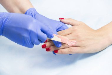 Güzellik salonu kadın ekstremitelerin klasik balmumu Depilasyon işlemi.