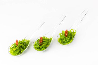 Salata deniz yosunu bir plastik meze beyaz zemin üzerine tepsi