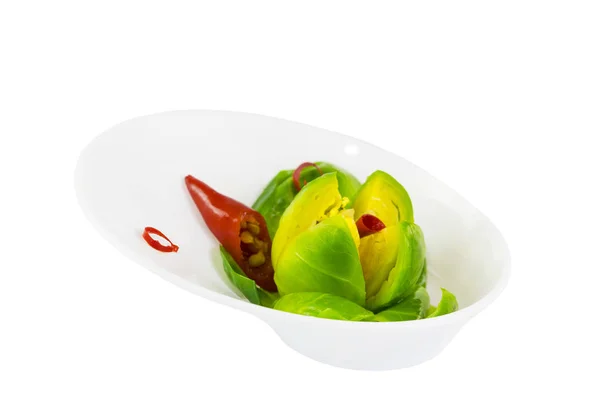 白い背景の上のプラスチック製の使い捨て食器に野菜のカナッペからミニ前菜 — ストック写真