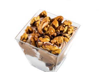 Plastik bir kap içinde Krem krem tatlı çilek beyaz bir arka plan üzerinde ile dekore edilmiş. 