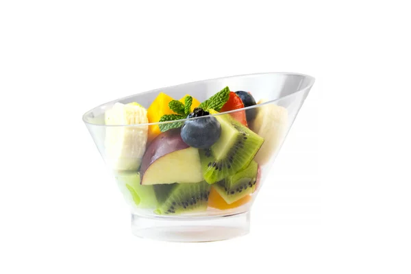 Fruitsalade Met Bananen Aardbeien Bessen Plastic Gebruiksvoorwerpen Een Witte Achtergrond — Stockfoto