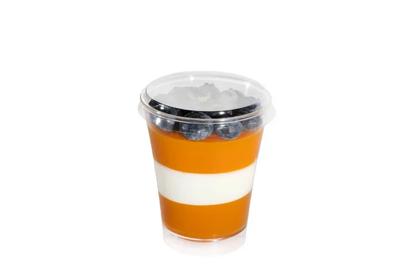 Кремовый Десерт Пластиковой Чашке Украшенной Ягодами Белом Фоне — стоковое фото