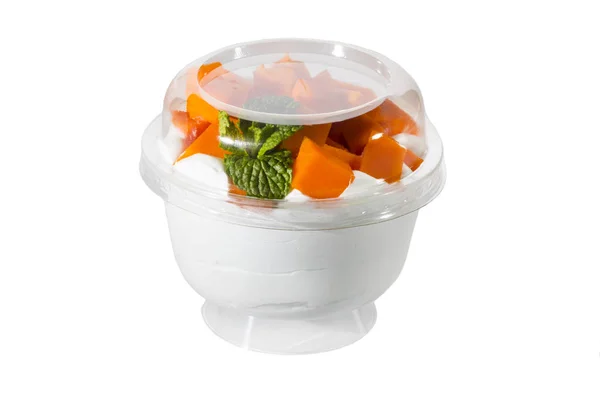 Кремовый Десерт Пластиковой Чашке Украшенной Ягодами Белом Фоне — стоковое фото