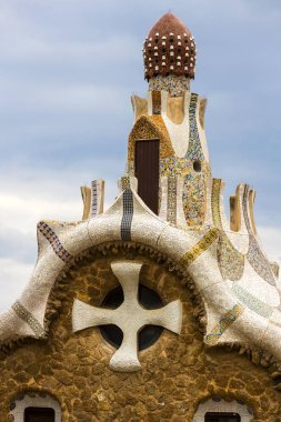 BARCELONA, SPAIN - 13 HAZİRAN 2018: Gaudi 'nin Barselona kentindeki Park Guell' deki mozaik çalışmalarının elementleri.