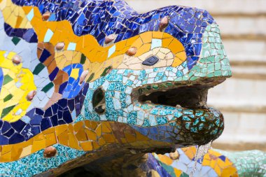 BARCELONA, SPAIN - 13 HAZİRAN 2018: Gaudi 'nin Barselona kentindeki Park Guell' deki mozaik çalışmalarının elementleri.