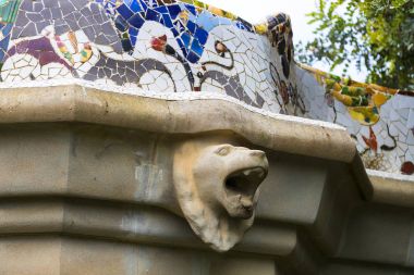 BARCELONA, SPAIN - 13 HAZİRAN 2018: Gaudi 'nin Barselona kentindeki Park Guell' deki mozaik çalışmalarının elementleri.