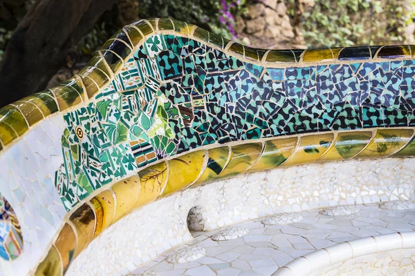 スペイン バルセロナ 2018年1月13日 モザイク断片の要素ガウディのモザイク作品をパーク グエルで冬のバルセロナ — ストック写真