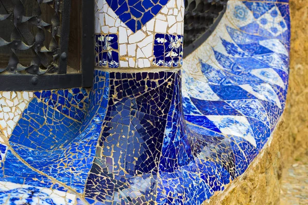BARCELONA, SPAIN - 13 HAZİRAN 2018: Gaudi 'nin Barselona kentindeki Park Guell' deki mozaik çalışmalarının elementleri.
