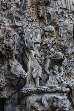 Barcelona, İspanya - 13 Ocak 2018: siyah beyaz görüntü öğelerini, mimari ve Sagrada Familia eski kesiminde girişinde heykelleri. 