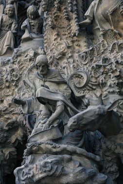 Barcelona, İspanya - 13 Ocak 2018: siyah beyaz görüntü öğelerini, mimari ve Sagrada Familia eski kesiminde girişinde heykelleri. 