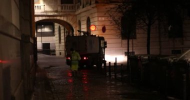 Barcelona, İspanya - 11 Ocak 2018:Night otomatik Barselona Gothic Mahallesi'nin sokaklarına temizlik. 