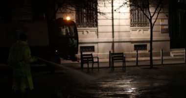 Barcelona, İspanya - 11 Ocak 2018:Night otomatik Barselona Gothic Mahallesi'nin sokaklarına temizlik. 
