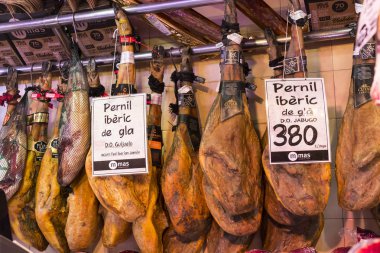 Barcelona, İspanya - 11 Ocak 2018: Barcelona gıda jamon turistler ve ziyaretçiler için şehrin sebze satan Boqueria eski bakkal market. 