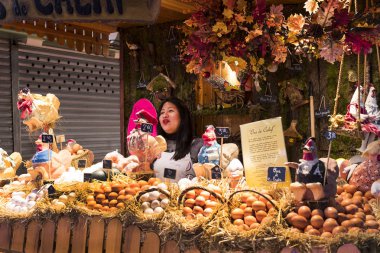 Barcelona, İspanya - 11 Ocak 2018: Barcelona gıda jamon turistler ve ziyaretçiler için şehrin sebze satan Boqueria eski bakkal market. 