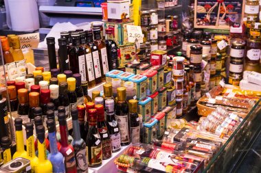 Barcelona, İspanya - 11 Ocak 2018: Barcelona gıda jamon turistler ve ziyaretçiler için şehrin sebze satan Boqueria eski bakkal market. 