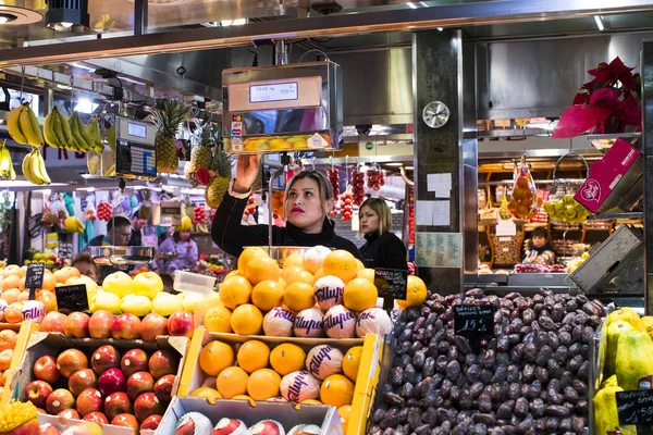 バルセロナ スペイン 2018 バルセロナ ジョセップ市観光客と都市への訪問者のため食品ハモン 野菜を販売の古い食料品市場 — ストック写真