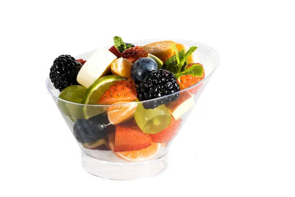 Obstsalat Mit Bananen Erdbeeren Beeren Plastikgeschirr Auf Weißem Hintergrund — Stockfoto