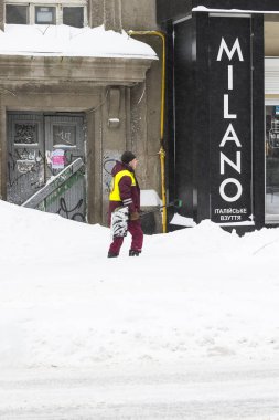 Kharkov, Ukrayna-1 Mart 2018: sakinleri ve kamu tarafından şehrin sokaklarında büyük referanstır iklimsel Tufan döneminde temizlik.