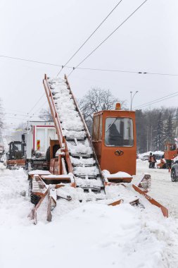 Kharkov, Ukrayna-1 Mart 2018: sakinleri ve kamu tarafından şehrin sokaklarında büyük referanstır iklimsel Tufan döneminde temizlik.