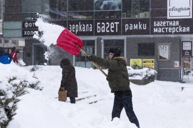 Kharkov, Ukrayna-1 Mart 2018: sakinleri ve kamu tarafından şehrin sokaklarında büyük referanstır iklimsel Tufan döneminde temizlik.