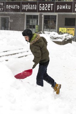 Kharkov, Ukrayna-1 Mart 2018: sakinleri ve kamu tarafından şehrin sokaklarında büyük referanstır iklimsel Tufan döneminde temizlik.