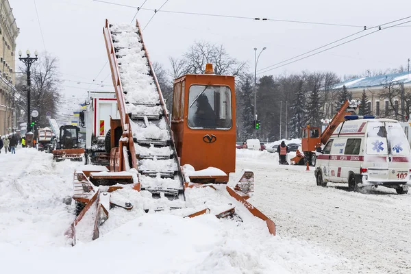 哈尔科夫 乌克兰 2018年3月1日 大降雪气候灾变期间居民和公用事业清扫城市街道 — 图库照片