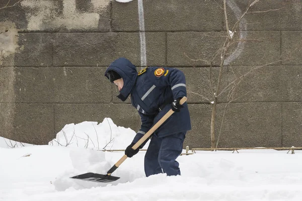 哈尔科夫 乌克兰 2018年3月1日 在大降雪的高潮灾变期间军事学校的军事和军校学员清扫城市街道 — 图库照片