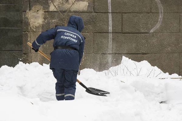 哈尔科夫 乌克兰 2018年3月1日 大降雪气候灾变期间居民和公用事业清扫城市街道 — 图库照片